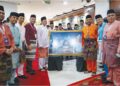 ANWAR Ibrahim menerima cenderamata ketika hadir pada Majlis Sambutan Hari Raya Aidilfitri Dewan Perniagaan Melayu Malaysia di Kuala Lumpur, semalam. – AFIQ HAMBALI/PEJABAT PERDANA MENTERI