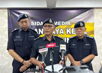 ZAHARUDIN Rasip  pada sidang akhbar harian PRK DUN Ayer Kuning di IPD Tapah hari ini. - UTUSAN/ASLIZA MUSA