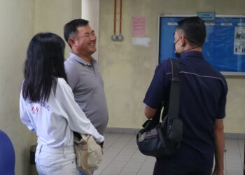 TANG Chin Haur (dua dari kiri) ketika berada di Mahkamah Sesyen Butterworth, Pulau Pinang hari ini. - UTUSAN/IQBAL HAMDAN