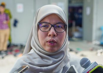 Exco Pembangunan Wanita dan Kebajikan Masyarakat Negeri Selangor, Anfaal Saari ketika sidang akhbar di Pusat Penempatan Sementara (PPS) Masjid Putra Heights di sini, hari ini. Gambar ISKANDAR ISHAK
