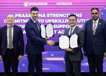 PRESIDEN Prasarana Malaysia Bhd, Mohd Azharuddin Mat Sah (dua dari kanan), dan Pengarah Urusan Urban Rail Siganalling Business Hitachi Rail, Ziad Rizk (dua dari kiri), pada Majlis Pertukaran Perjanjian Strategik antara Prasarana dan Hitachi, di Menara Prasarana, di sini hari ini. UTUSAN/SHIDDIEQIIN ZON