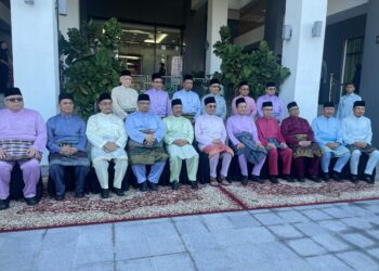 ANWAR Ibrahim (enam dari kiri) bersama pemimpin Kerajaan Negeri Kelantan semasa mempengerusikan Mesyuarat Khas Pembangunan Negeri Kelantan di Kota Darulnaim, Kota Bharu, Kelantan. - UTUSAN/ROSMIZAN RESDI