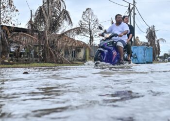 SELEPAS terlibat dengan kejadian letupan paip gas di Piutra Heights, penduduk Kampung Kuala Sungai Baru dilanda bencana banjir pula semalam.