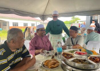 RAZMAN Zakaria (tengah) bersama tetamu pada majlis Rumah Terbuka Aidilfitri anjuran beliau di Bagan Serai hari ini. - UTUSAN/WAT KAMAL ABAS