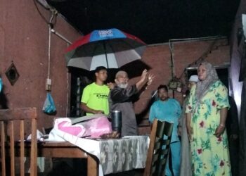 SYED  Abu Hussin Hafiz Syed Abdul Fasal (tengah) meninjau keadaan rumah penduduk yang rosak akibat ribut, Rosnani Che Meh di Kampung Pak Darus Taiping semalam. - UTUSAN/WAT KAMAL ABAS