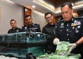 RUSDI Mohd. Isa menunjukkan syabu yang dirampas dalam sidang akhbar di Pusat Media IPK, Kuala Lumpur, semalam. – UTUSAN/MUHAMMAD NAIM HELMI HAFIDZI