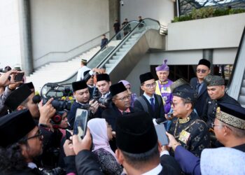 AHMAD Samsuri Mokhtar (dua dari kanan) ketika ditemui pemberita selepas Istiadat Pembukaan Penggal Ketiga Dewan Undangan Negeri (DUN) Ke-15 di Wisma Darul Iman, Kuala Terengganu.