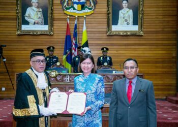 SANDREA Ng Shy Ching (tengah) menyerahkan watikah pelantikan kepada Zamakhshari Hanipah (kiri) sebagai Ahli Majlis MBI di Ipoh, Perak hari ini. - UTUSAN/FADZIL ZAINOL