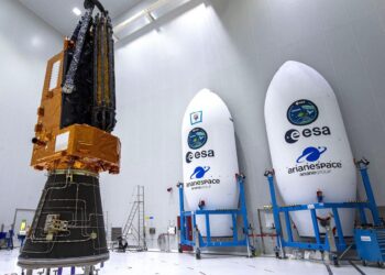 SATELIT seberat 1.2 tan itu dilengkapi antena gergasi berdiameter 12 meter yang dinamakan sebagai 'space brolly'.- AGENSI