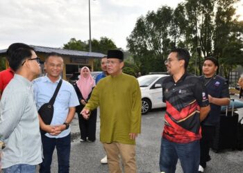 MOHD. SAZILI Shahibi menyantuni mahasiswa baharu dan ibu bapa yang hadir pada hari pendaftaran masuk UiTM di Shah Alam, Selangor.