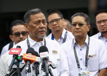 RAMLAN Harun dalam sidang akhbar ketika meninjau pengundian awal PRK Ayer Kuning  di Batalion 3 PGA Bidor hari ini. - UTUSAN/MUHAMAD NAZREEN SYAH MUSTHAFA