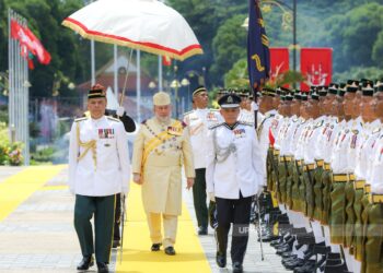 SULTAN Muhammad V berkenan mencemar duli memeriksa perbarisan kehormat semasa  Istiadat Pembukaan Penggal Ketiga Persidangan Dewan Undangan Negeri (DUN) Kelantan ke-15 Tahun 2025 di Kompleks Kota Darulnaim, Kota Bharu, Kelantan. - IHSAN UPKN