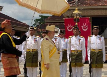 SULTAN Muhammad V berkenan mencemar duli merasmikan  Istiadat Pembukaan Penggal Ketiga Dewan Undangan Negeri (DUN) Kelantan Ke-15 di Kompleks Kota Darulnaim, Kota BHaru, Kelantan. - UTUSAN/YATIMIN ABDULLAH