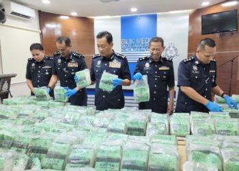 YAHAYA Othman (tengah) menunjukkan dadah jenis syabu yang bernilai RM15 juta yang dirampas dalam sidang akhbar di Ibu pejabat Polis Kontijen Pahang di Kuantan.