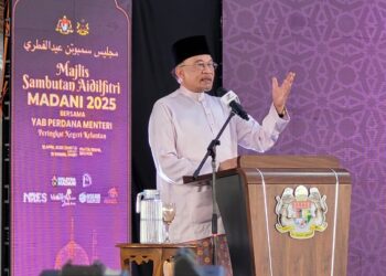 ANWAR Ibrahim semasa berucap pada Majlis Sambutan Aidilfitri Madani 2025 di Pantai Irama, Bachok, Kelantan. - UTUSAN/MUSTAQIM MOHAMED