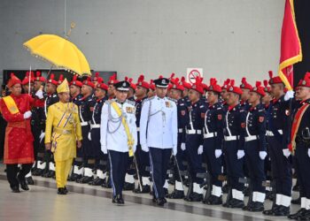 SULTAN Mizan Zainal Abidin berkenan memeriksa perbarisan kawalan kehormat pada Istiadat Pembukaan Penggal Ketiga DUN Ke-15 di Wisma Darul Iman, Kuala Terengganu, semalam. – UTUSAN/PUQTRA HAIRRY