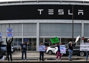 PENUNJUK perasaan berhimpun menentang Ketua Pegawai Eksekutif Tesla, Elon Musk, semasa protes 'Tesla Takedown' di luar Gedung Tesla di Houston, Texas.- AFP