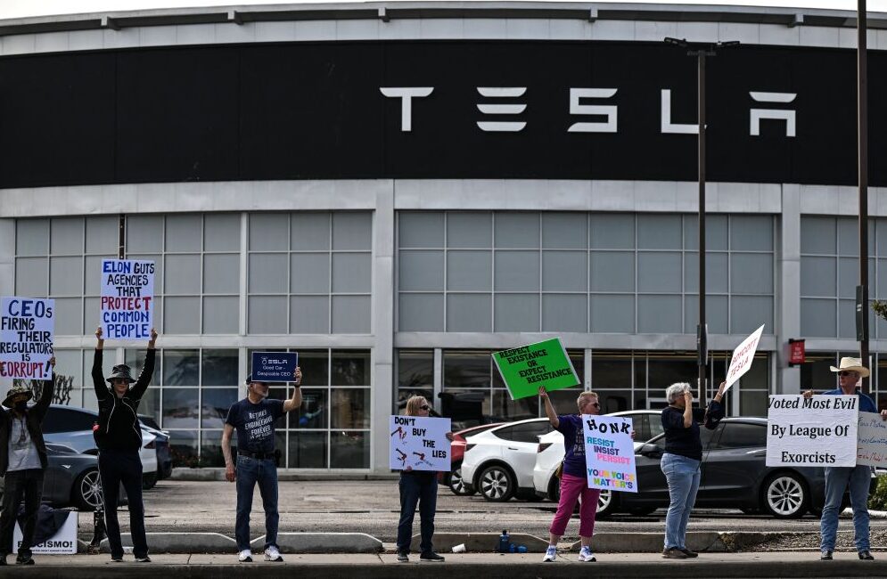 Tesla ‘terperangkap’ dalam perang perdagangan AS-China
