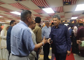 MOHAMAD Hasan bersalaman dengan tetamu yang hadir pada sambutan Hari Raya Aidilfitri Pentadbiran Daerah Seremban di Kompleks Pentadbiran Daerah Seremban, di Seremban 2, Seremban hari ini.-UTUSAN/NUR SHARIEZA ISMAIL