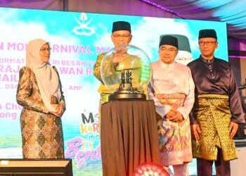 WAN Rosdy Wan Ismail (tengah) ketika merasmikan program Moh Karnival Makmur Bentong @ Pelangai di Dataran Felda Chemomoi, Bentong, Pahang.