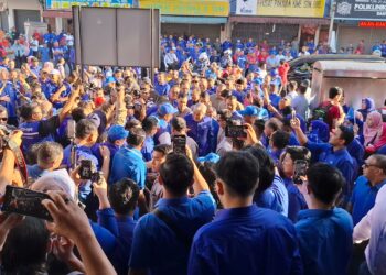 AHMAD Zahid Hamidi disambut penyokong ketika tiba untuk mengiringi calon BN ke pusat penamaan PRK Ayer Kuning di Tapah. - UTUSAN/ASLIZA MUSA