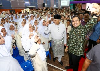 AHMAD Zahid Hamidi bersama pelajar pada Wacana Inspirasi di MRSM Lenggong, Perak. - UTUSANMUHAMAD NAZREEN SYAH MUSTHAFA
