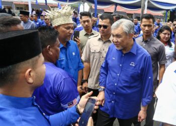 AHMAD Zahid Hamidi  pada Majlis Pelancaran Jentera dan Pengumuman Calon Barisan Nasional (BN) bagi Pilihan Raya Kecil (PRK) Ayer Kuning di Tapah hari ini. - UTUSAN/MUHAMAD NAZREEN SYAH MUSTHAFA
