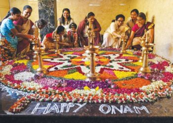SEMANGAT Onam dalam kisah Mahabali mengingatkan kebahagiaan sejati tidak terletak pada kekayaan material, sebaliknya semangat kekitaan, kasih sayang dan saling menghormati. – AFP