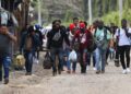 PENDATANG dari Cuba dan Haiti dalam perjalanan ke Amerika Syarikat selepas keluar dari Pusat Migran di Danli, Honduras. – AFP
