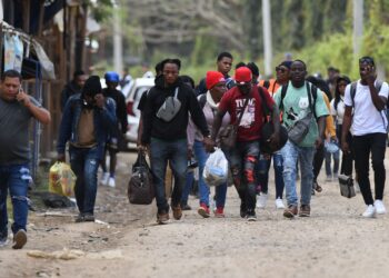 PENDATANG dari Cuba dan Haiti dalam perjalanan ke Amerika Syarikat selepas keluar dari Pusat Migran di Danli, Honduras. – AFP