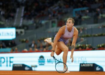 ARYNA Sabalenka ketika menentang pemain Ukraine, Marta Kotsyuk pada perlawanan suku akhir Terbuka Madrid di Sepanyol, hari ini. - AFP