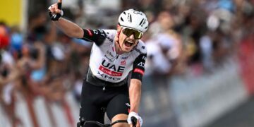 PELUMBA Australia, Jay Vine Australia meraikan kemenangan peringkat ketiga Jelajah Romandie di Cossonay, Switzerland, hari ini. - AFP