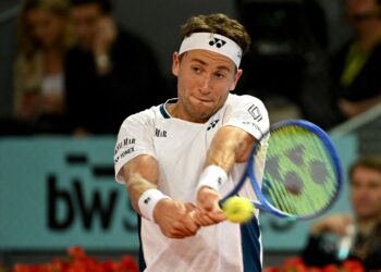 CASPER Ruud ketika beraksi menentang pemain Argentina, Francisco Cerundolo pada aksi separuh akhir Terbuka Madrid di Sepanyol, hari ini. - AFP
