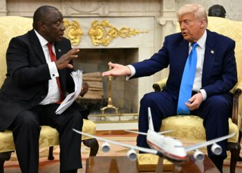 DONALD Trump mengadakan pertemuan dengan rakan sejawatnya, Cyril Ramaphosa dari Afrika Selatan di Pejabat Oval, Rumah Putih, Washington. – AFP