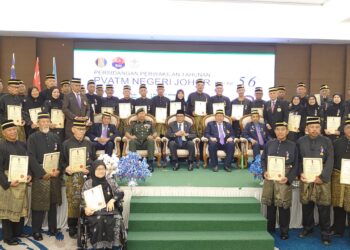MOHAMED KHALED Nordin (duduk tengah) bergambar bersama penerima pingat pada Persidangan Perwakilan Tahunan PVATM ke-56 di Savanna Hill Resort, Ulu Tiram, Johor Bahru.