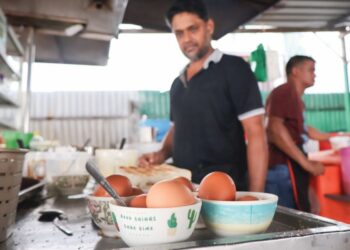 NAINA Mohamed menjalankan perniagaan roti telur goyang di Naina’s Roti Bakar, George Town, Pulau Pinang. – UTUSAN/IQBAL HAMDAN
