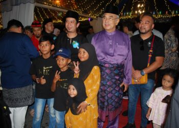 ADAM ADLI Abd. Halim menemani Yang Dipertua Negeri, Tun Mohd. Ali Mohd. Rustam bergambar dengan orang ramai yang menghadiri  Majlis Rumah Terbuka Aidilfitri Terlajak Raya Parlimen HangTuah Jaya, Melaka. - UTUSAN/AMRAN MULUP
