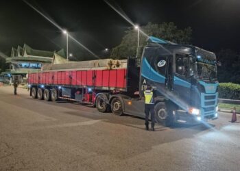 ANTARA KPB yang diperiksa anggota JPJ dalam Operasi Khas Pengarah (Lebih Muatan) di sekitar Melaka.