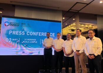 AHMAD Faisal Tun Abdul Razak (tengah) bersama Burhanuddin Hilmi Mohamed Harun (kiri) dan Mohd. Yusri Mohamed Yusof (kanan) dalam sidang media pelancaran East Coast Energy (ECE) 2025 di Hotel Le Meridien, Kuala Lumpur semalam.