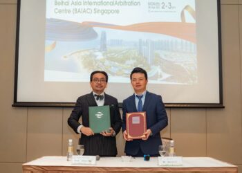 KEVIN Li (kanan) dan Steve Ngo pada majlis menandatangani MoU untuk menubuhkan platform mediasi dan timbang tara antarabangsa di SFZ Forest City.