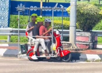 TANGKAP layar klip video tular memaparkan tiga individu yang menaiki kenderaan mikromobiliti atas jalan raya di Melaka.