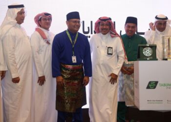 MOHD. HISHAM Harun (dua dari kanan) dan Ali Hussein Al Bundugi (dua dari kiri) pada Majlis Taaruf Rombongan Rasmi Haji Malaysia bersama Masyariq di Mekah, kelmarin.