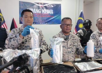 MOHD. ZAWAWI Abdullah (kiri) menunjukkan lokasi botol berisi cecair kimia ditemukan dalam sidang akhbar di Pejabat Maritim Malaysia Melaka dan Negeri Sembilan di Kuala Linggi, Melaka. - UTUSAN/MUHAMMAD SHAHIZAM TAZALI