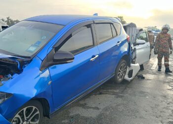 ANGGOTA bomba memeriksa sebahagian daripada kenderaan yang rosak dalam kemalangan membabitkan 12 buah kereta serta dua buah motosikal di Lebuhraya Butterworth - Kulim (BKE) berhampiran Kubang Semang, Bukit Mertajam, Pulau Pinang hari ini. IHSAN JBPM