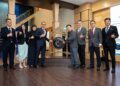 LIM Yong Lai (empat dari kanan) bersama barisan pengarah urusan West River Berhad semasa gimik penyenaraian syarikat itu di Pasaran ACE Bursa Malaysia.