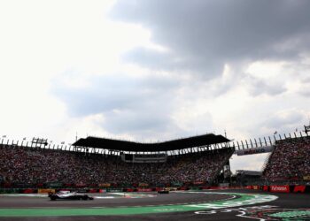 LITAR Autodromo Hermanos Rodriguez, Mexico City yang berada 2,200 meter dari paras laut, memberikan cabaran unik kepada pasukan F1 terutama dari aspek turbo, sistem penyejukan dan brek. - AFP
