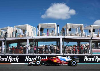 PELUMBA Ferrari, Lewis Hamilton ketika beraksi semasa kelayakan perlumbaan pecut menjelang Grand Prix (GP) Miami di Litar Miami International Autodrome di Florida, Amerika Syarikat (AS), hari ini. - AFP