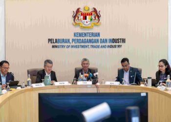 TENGKU Zafrul (tengah) ketika mempengerusikan pengumuman Laporan Prestasi Suku Pertama 2025 Kementerian Pelaburan, Perdagangan dan Industri (MITI), di sini semalam.
