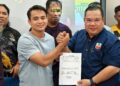AKRAMUDDIN Abdul Aziz menyerahkan kontrak kepada pemain Melaka Titans di Balai Raya Baruh Alai, Telok Mas, Melaka. - UTUSAN/AMRAN MULUP