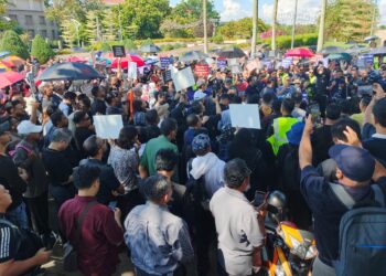 Lebih 200 doktor berhimpun di hadapan Bangunan Putra Perdana, Putrajaya bagi melakukan bantahan susulan pelaksanaan peraturan yang mewajibkan klinik swasta dan farmasi mempamerkan harga ubat-ubatan.-UTUSAN/FAIZ ALIF ZUBIR